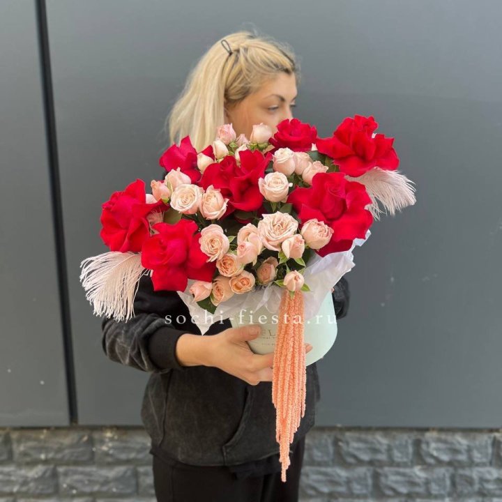 Бокс с нежными розами  в Бийске