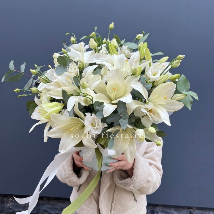 Бокс лилий и эустомы в Бийске