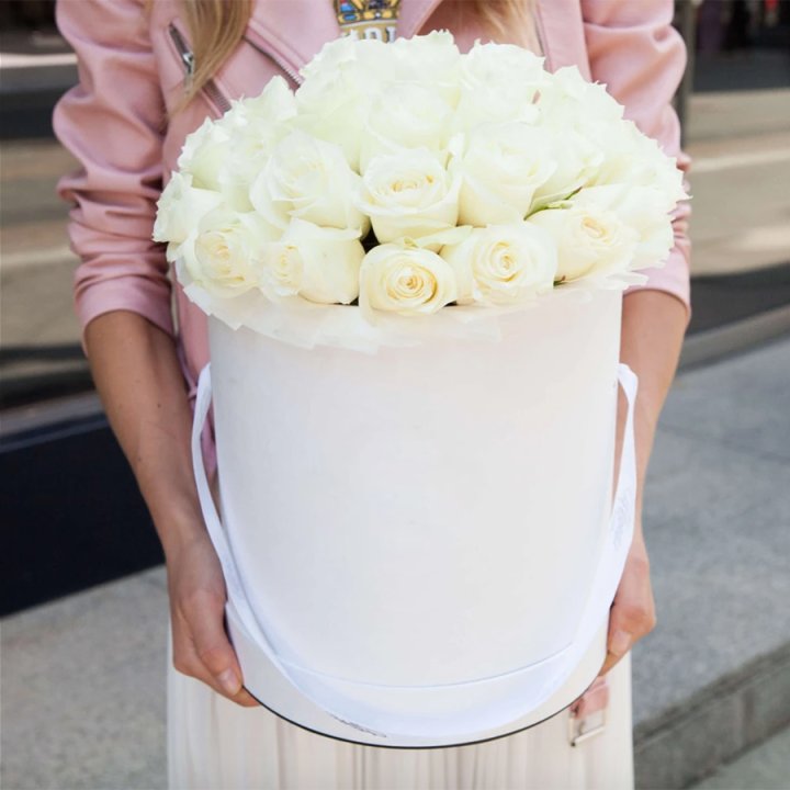 35 белых роз в цилиндре в Бийске