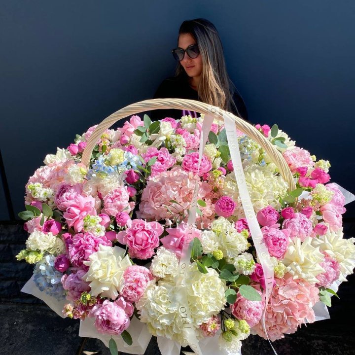 Цветочная корзина из пионов и пионовидных роз "Перфекте" в Бийске