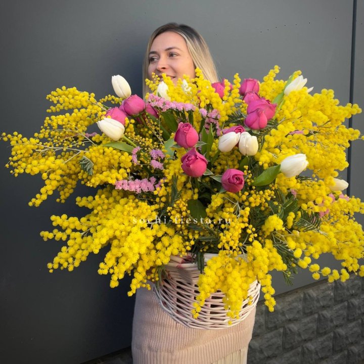 Цветочная корзина с мимозой "Спринг" в Бийске