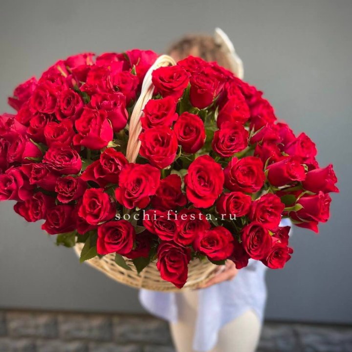 121 красная роза в корзине   в Бийске