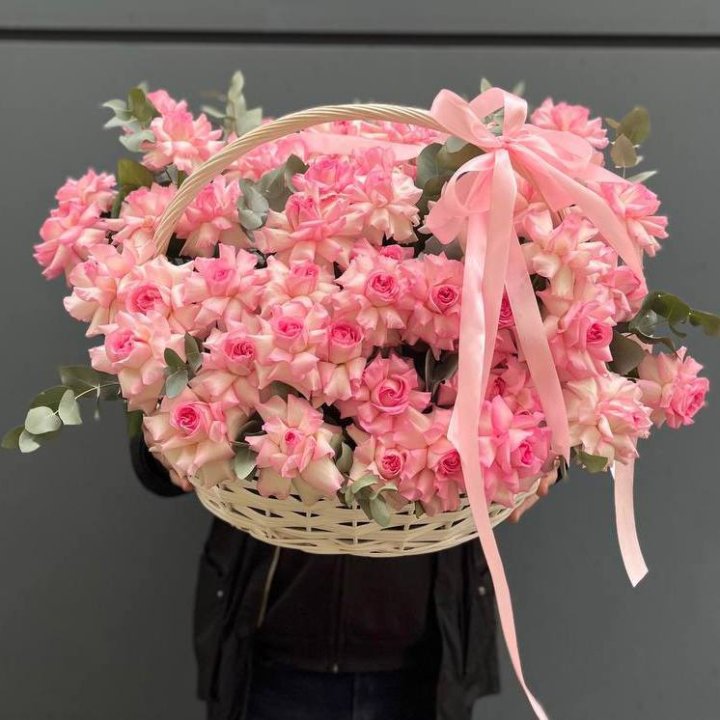 51 розовая роза в корзине в Бийске