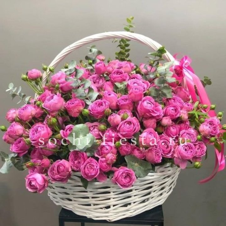 65 пионовидных кустовых роз в корзине в Бийске