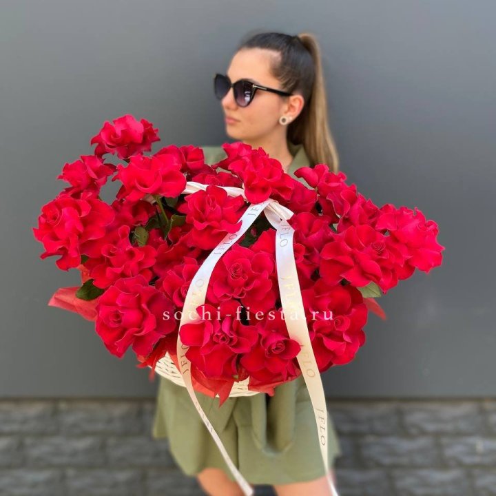 Красные французские розы в корзине в Бийске