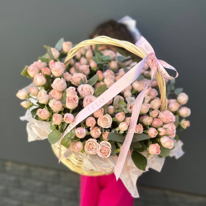 Корзина кустовых пионовидных роз в Бийске