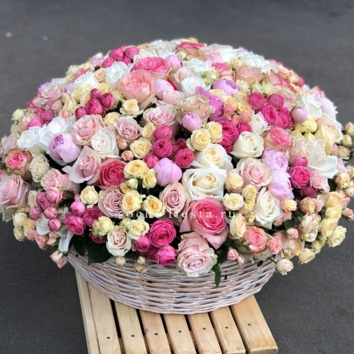 Цветочная корзина из пионов и пионовидных роз "Юниверсити" в Бийске