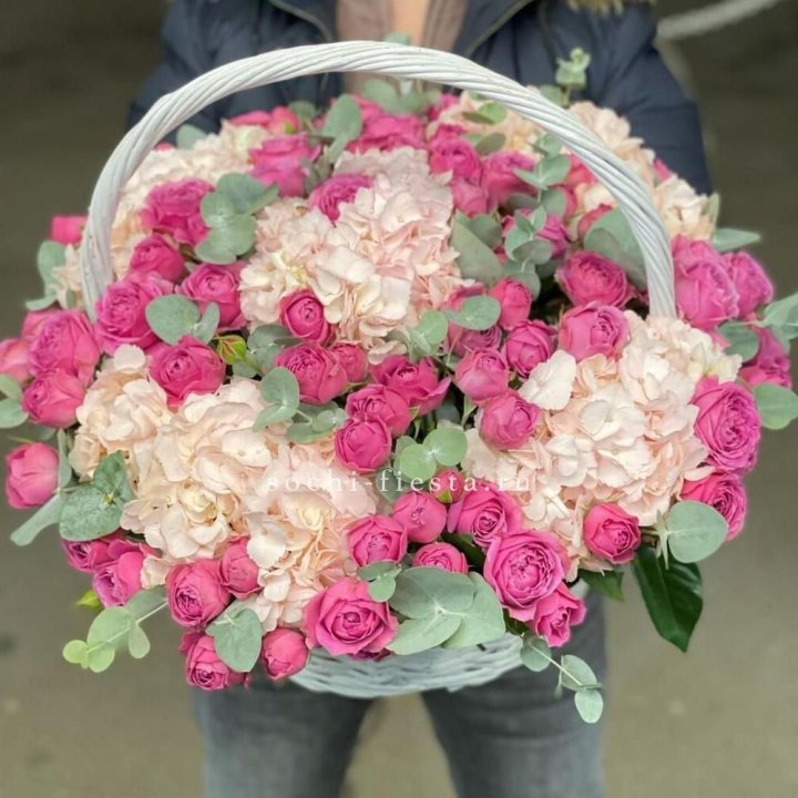 Корзина с гортензией и Мисти Баблс в Бийске