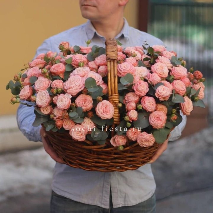 Корзина из 101 пионовидной розы в Бийске