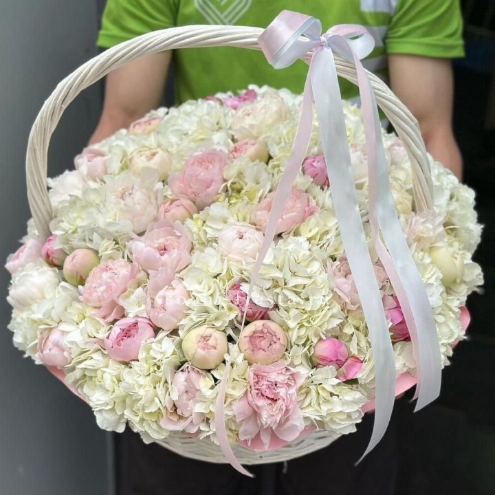 Премиум корзина гортензий и пионов в Бийске