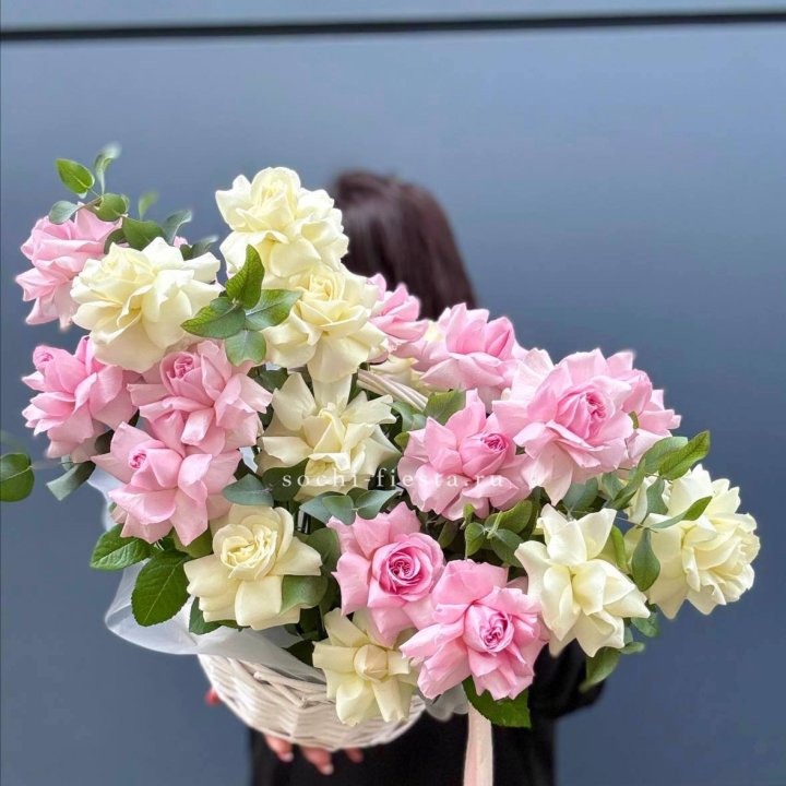 25 Французских роз в корзине в Бийске