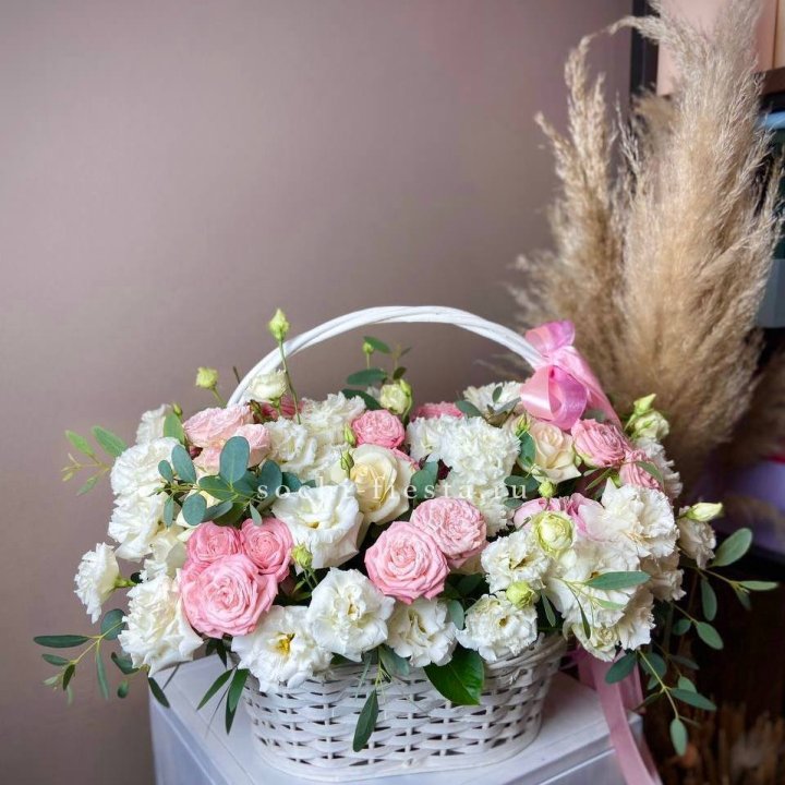 Цветочная корзина "Пинки вайт" в Бийске