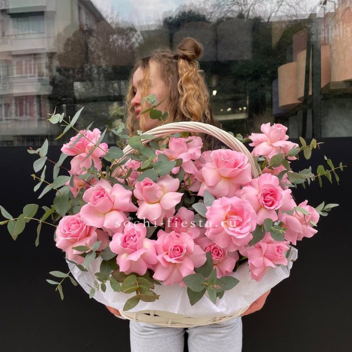 25 роз в цветочной корзине  в Бийске