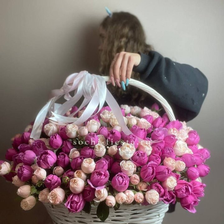 Премиум корзина пионовидных кустовых роз в Бийске