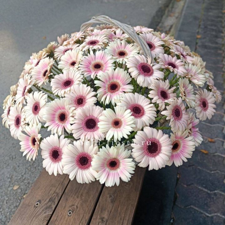 Корзина с герберами  в Бийске