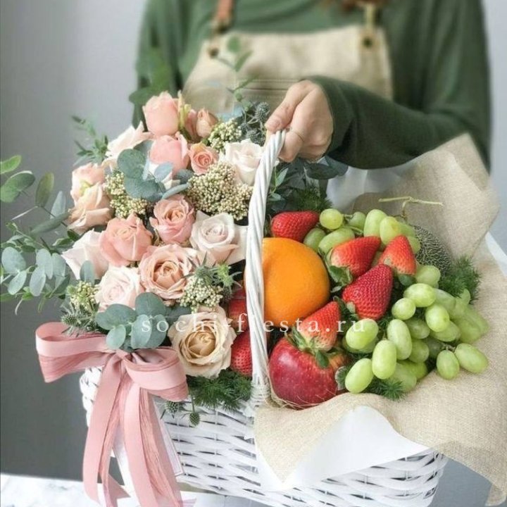 Фруктовая корзина c цветами в Бийске