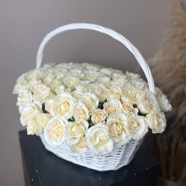 101 белая роза в корзине в Бийске
