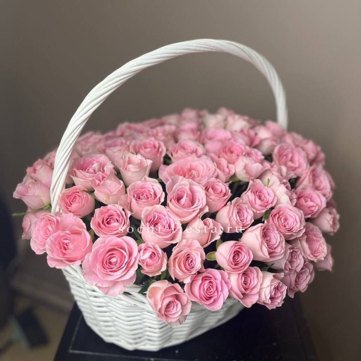 101 розовая роза в корзине в Бийске