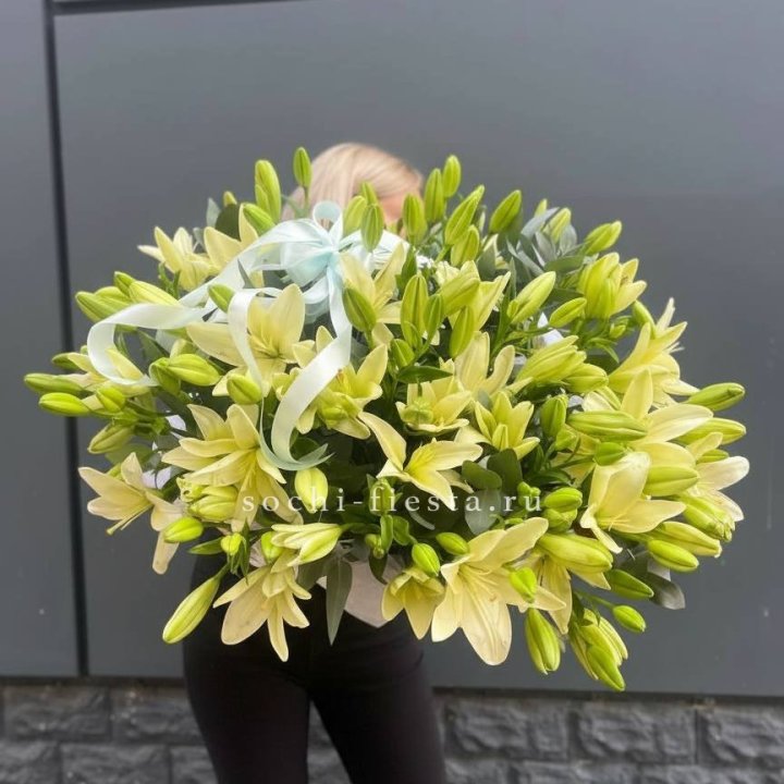 Лилии в корзине в Бийске