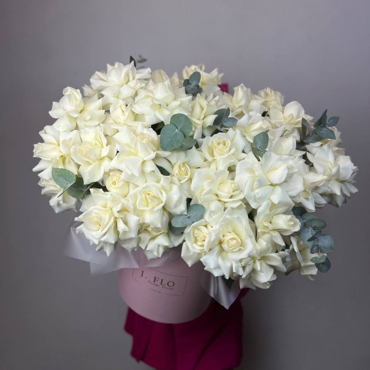 37 белых роз в боксе в Бийске