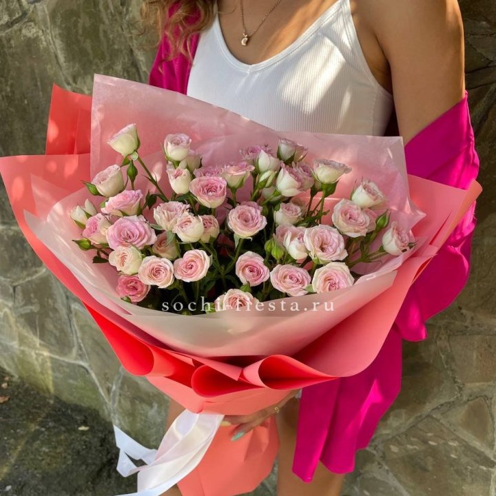 Розовые кустовые розы в Бийске