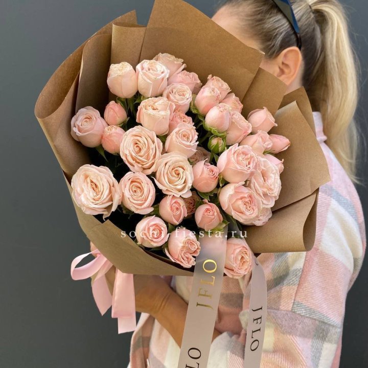 Кустовые розы Бомбастик в крафте в Бийске