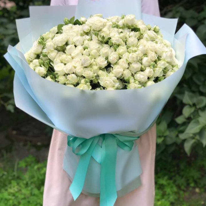 51 белая кустовая роза в Бийске