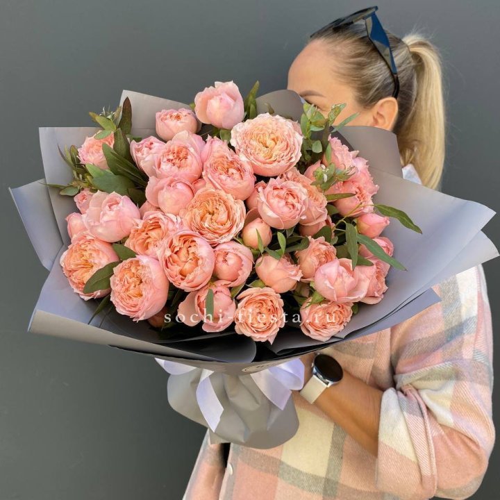 Букет с пионовидными розами "Пивайн" в Бийске