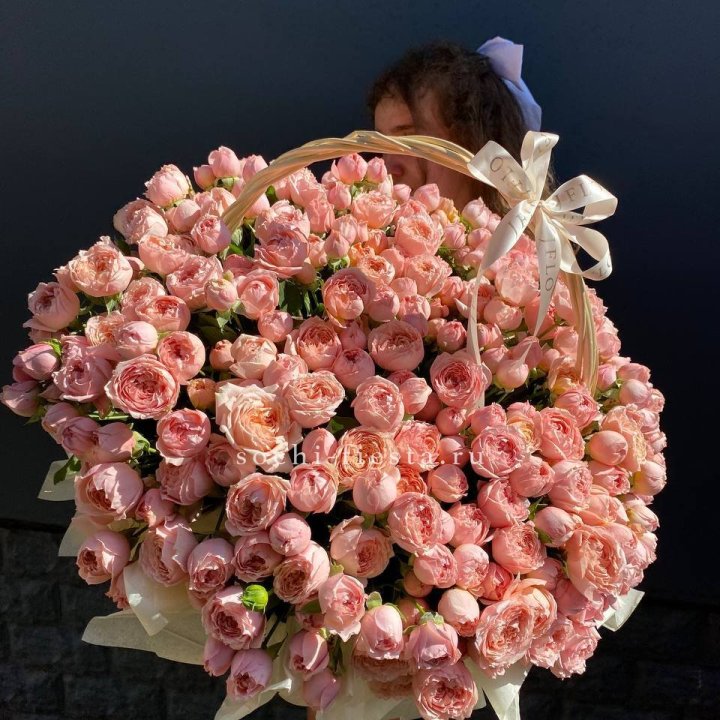 Корзина из пионовидных роз в Бийске
