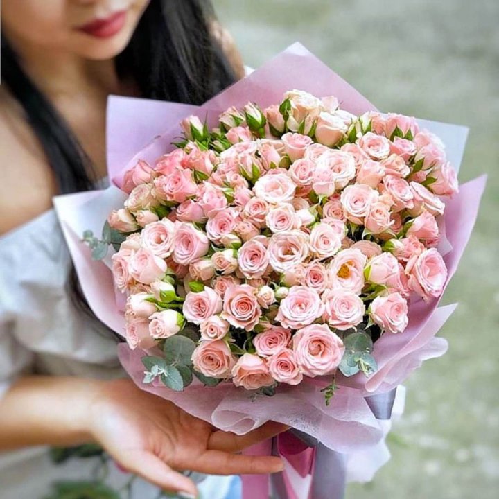 Кустовые розы с эвкалиптом в Бийске