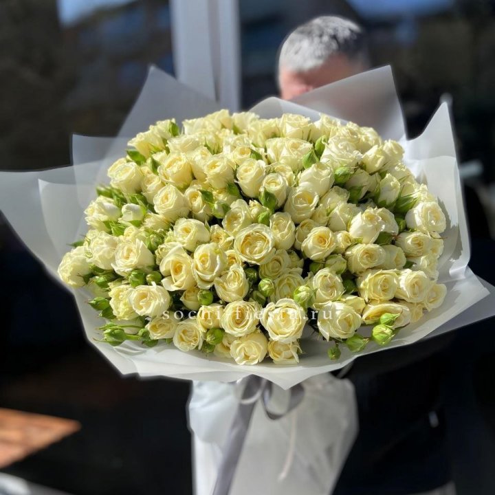 Белые кустовые розы 31 шт в Бийске