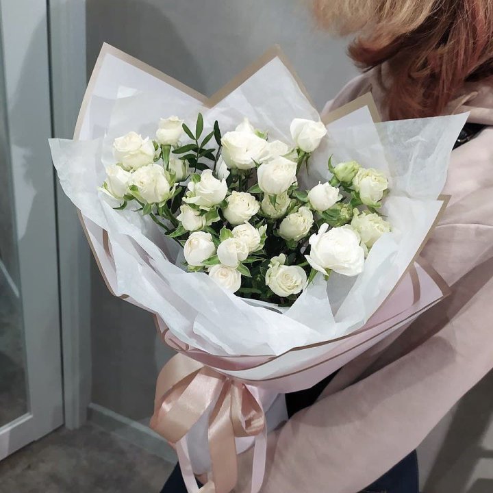 Белоснежные кустовые розы в Бийске