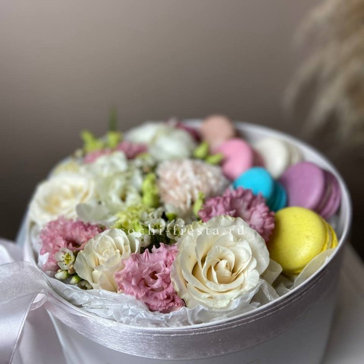 Цветы в цилиндре с макаронс "Прованс" в Бийске