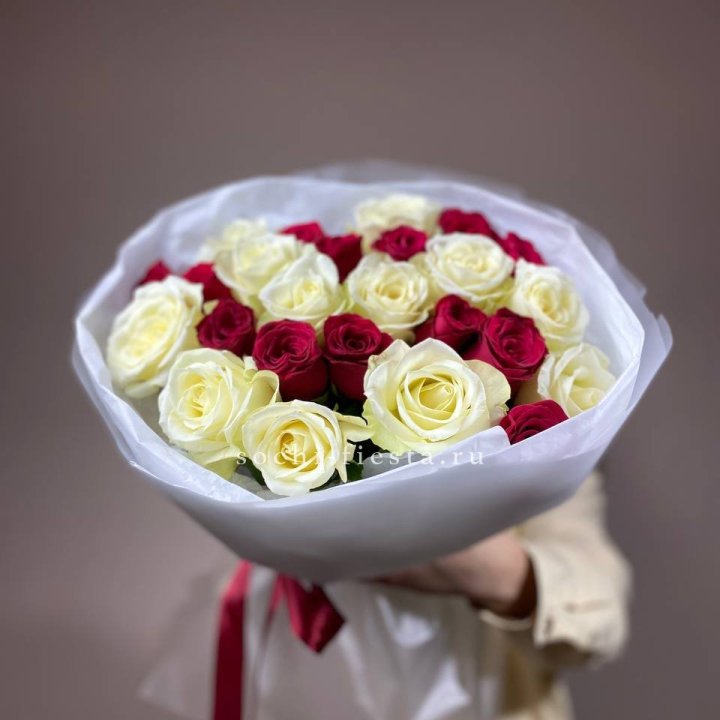 Букет их красных и белых 25 роз в Бийске