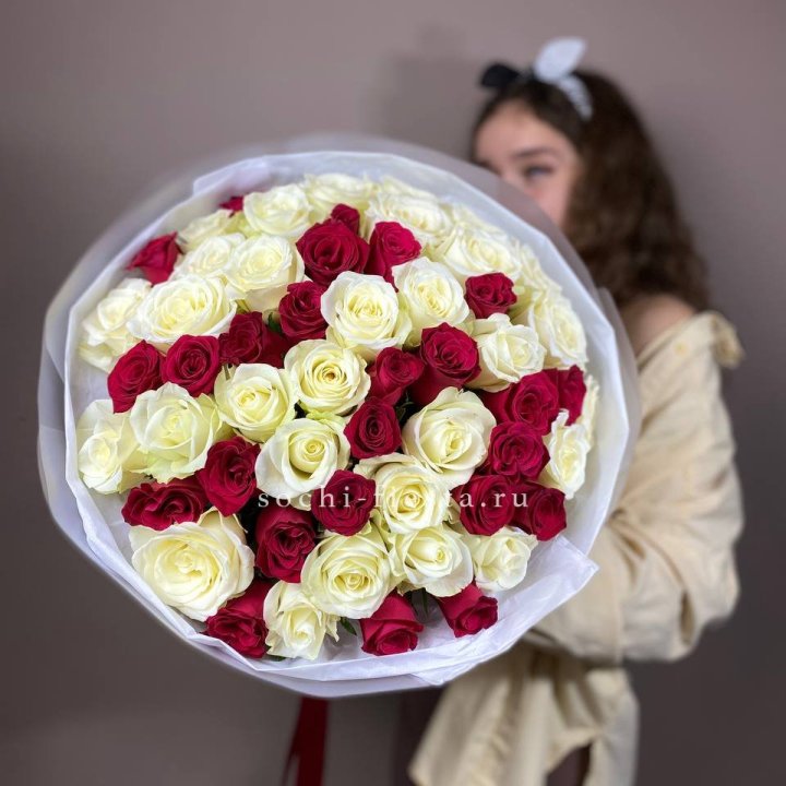 Микс из 55 роз в Бийске