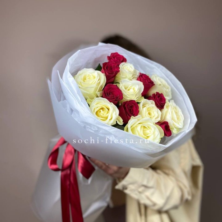 Букет из красных белых 15 роз в Бийске