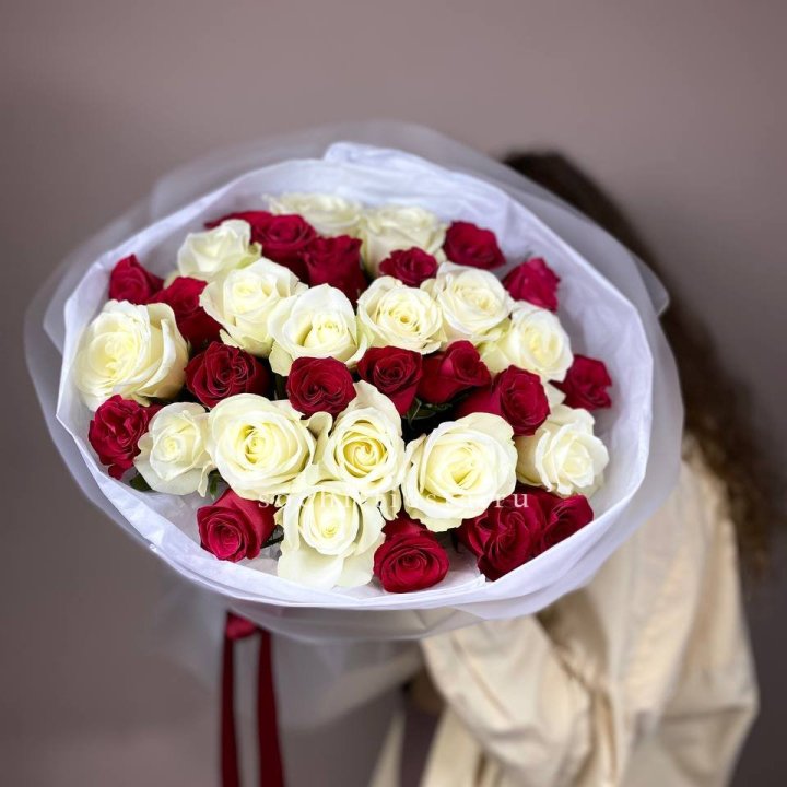 Букет из красных белых 35 роз в Бийске