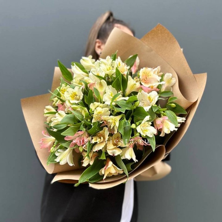 Букет альстромерий в крафте в Бийске