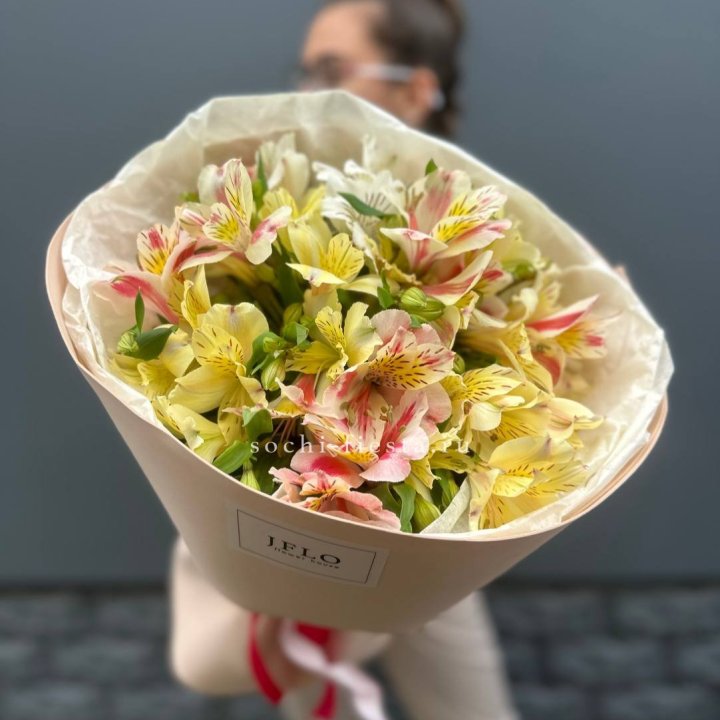 Альстромерии в нежном оформлении в Бийске