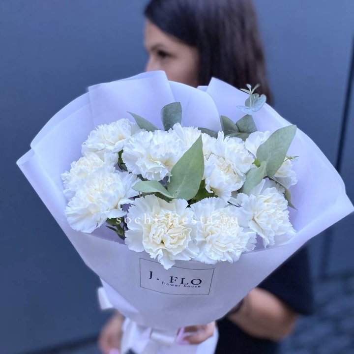 Букет белых диантусов с эвкалиптом в Бийске