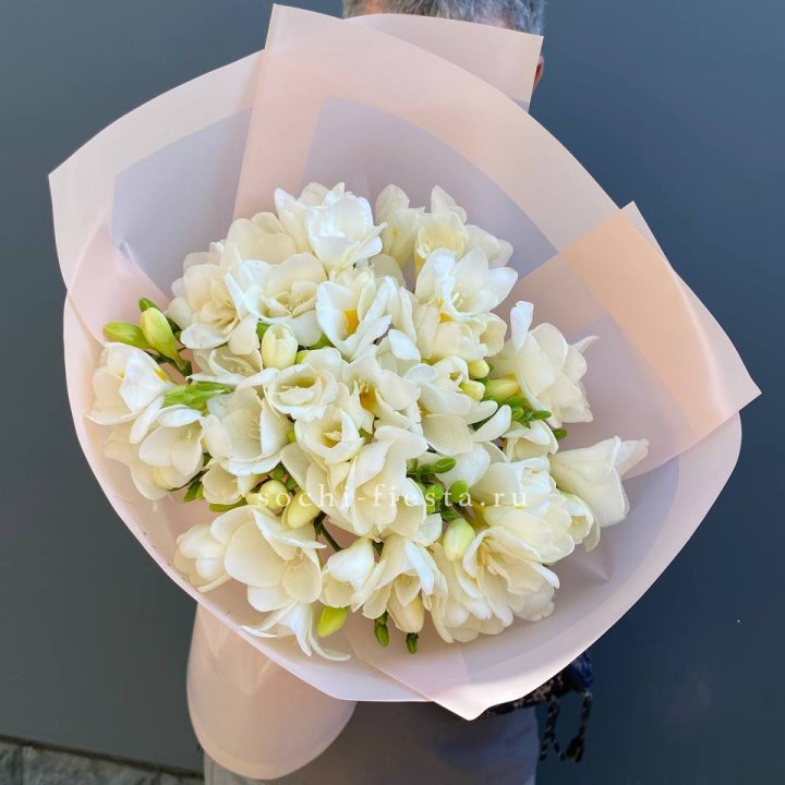 Букет белых фрезий  в Бийске