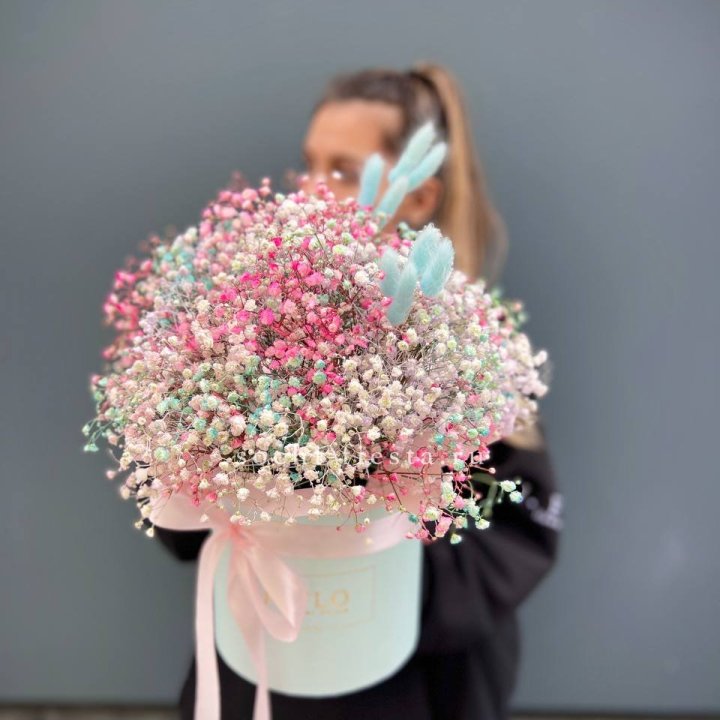 9 Радужных гипсофилы в шляпной коробке в Бийске