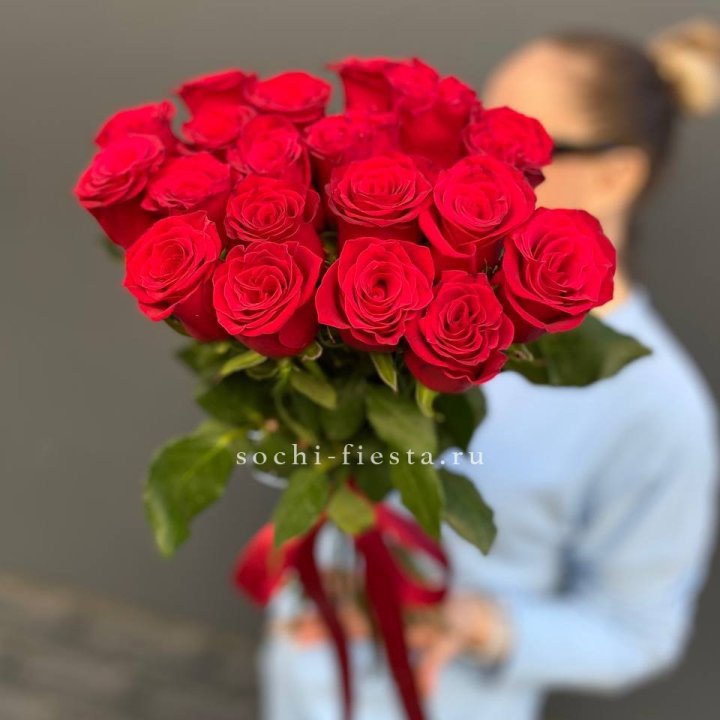 19 красных роз в Бийске