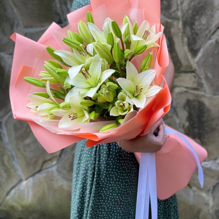 Букет из 7 белых лилий в Бийске
