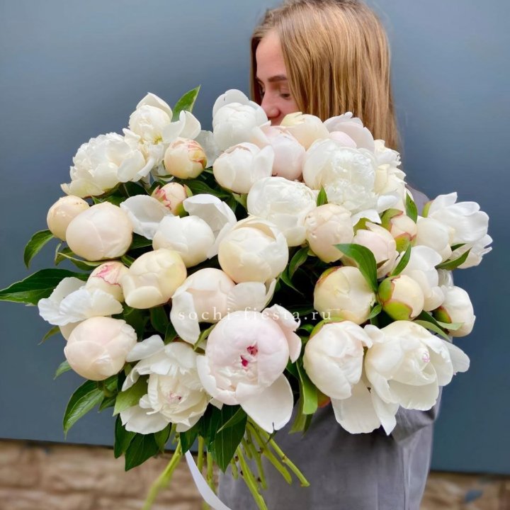 Охапка пионов в Бийске