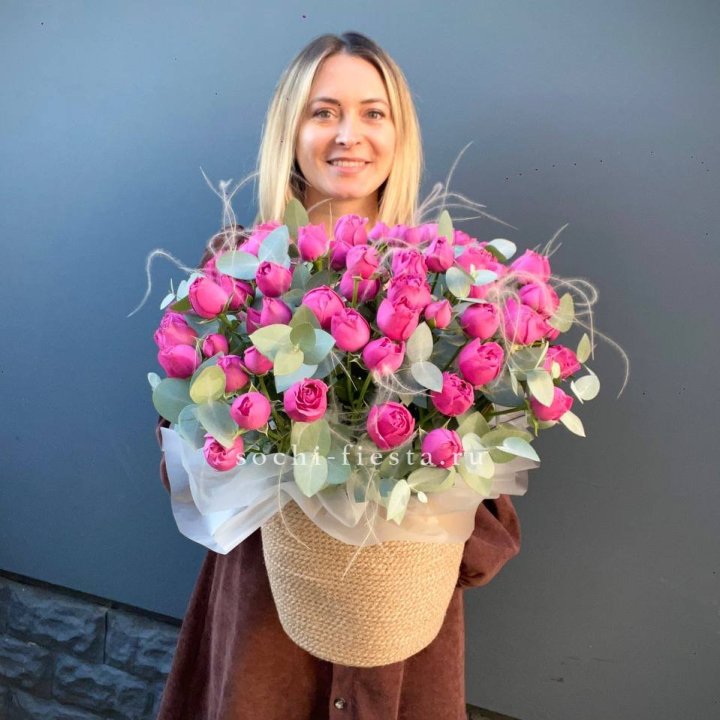 Пионовидные розы  в джутовом кашпо  в Бийске