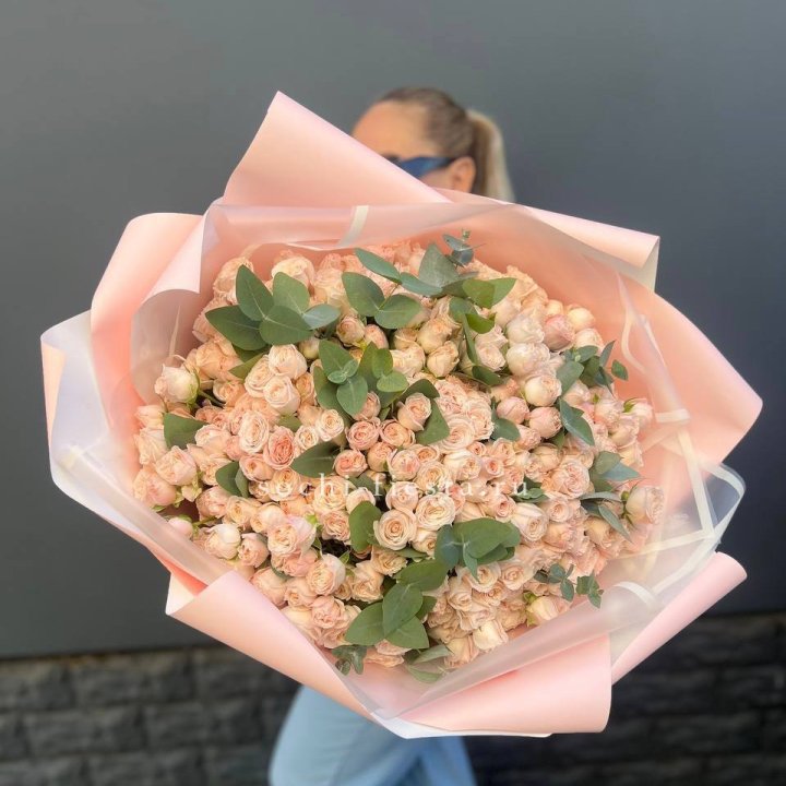 101 кустовая роза с эвкалиптом в Бийске