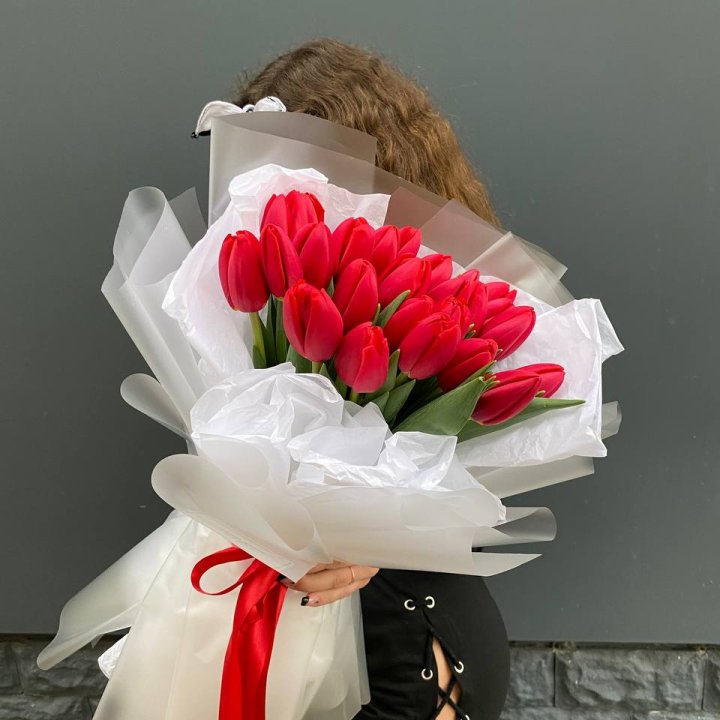  25 красных воздушных тюльпанов в Бийске
