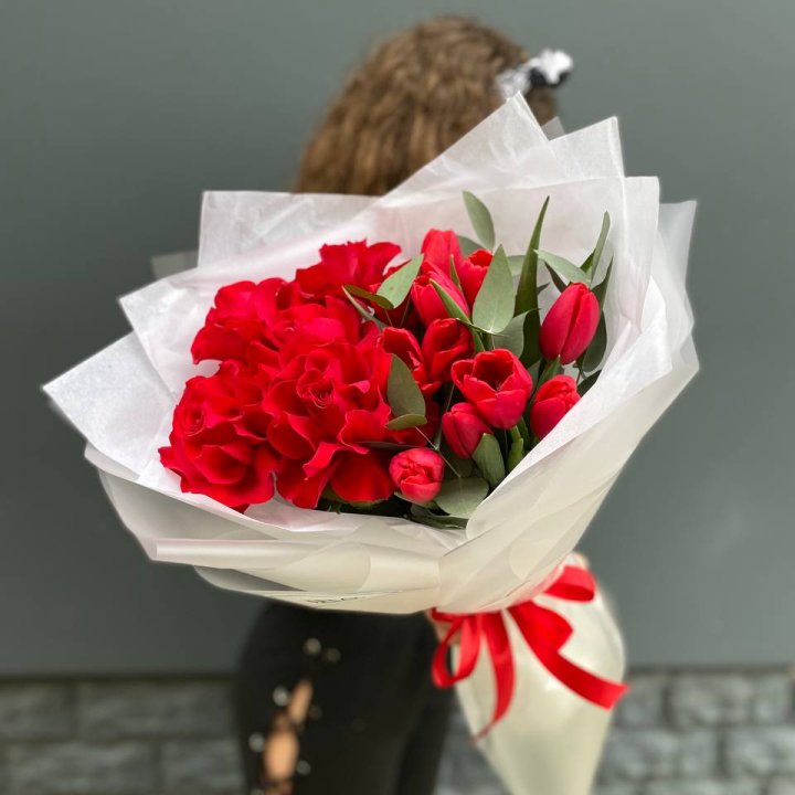 Дуо тюльпаны и розы в Бийске