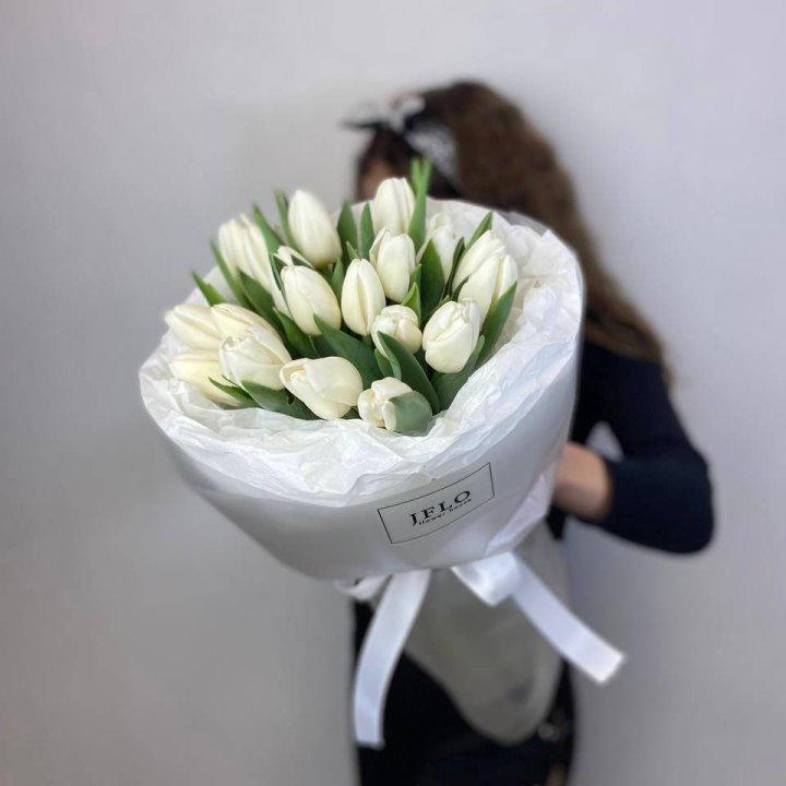  19 белых воздушных тюльпанов в Бийске